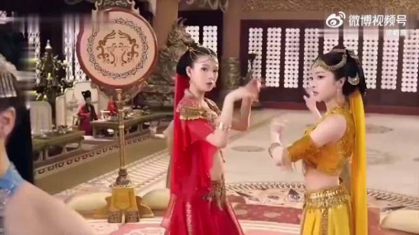 “心机女跳肚皮舞迷惑皇上,谁料妃子是妖精,施法让皇上只爱她”