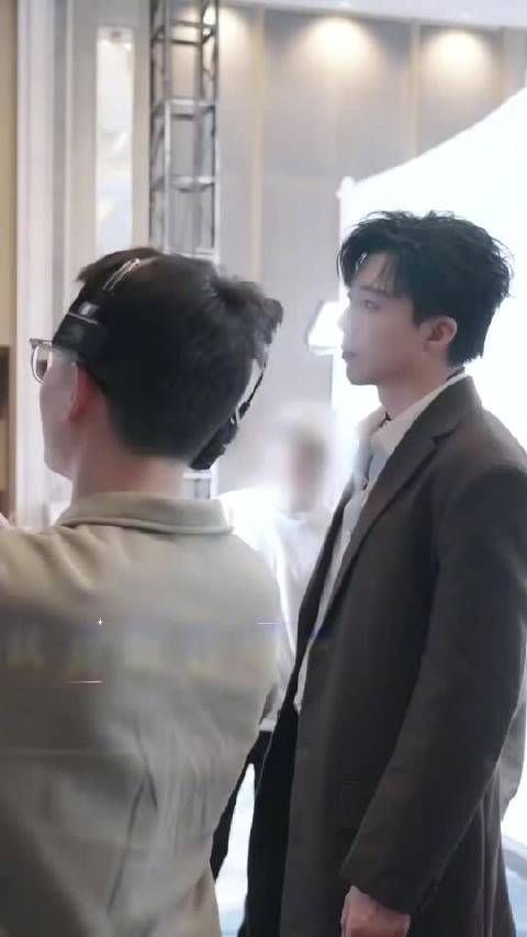 刘宇宁戴银边眼镜录制音乐缘计划侧拍