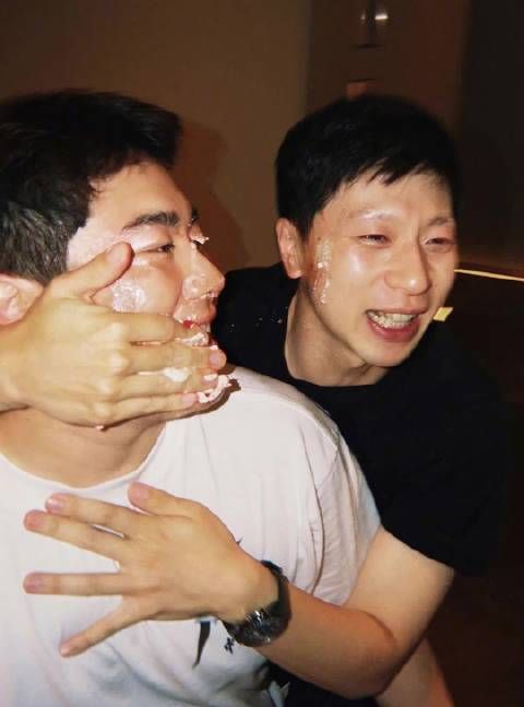王楚钦现身马龙梁靖崑生日现场 