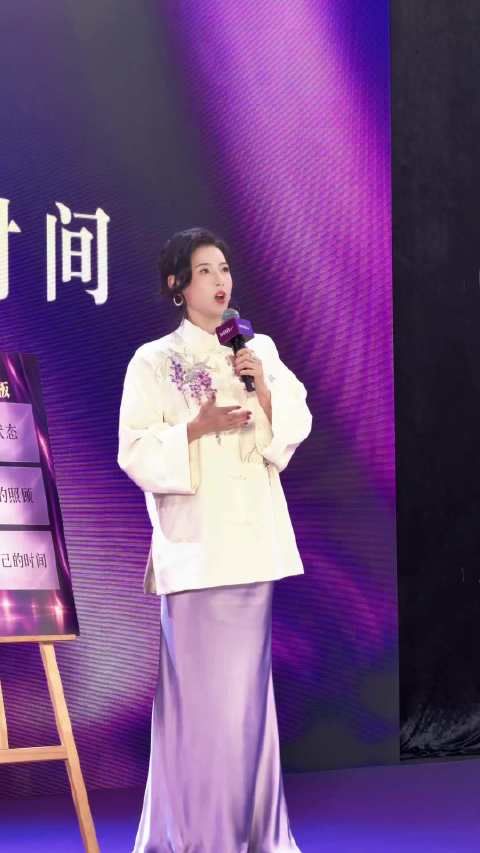 张柏芝称养育3个儿子很轻松，每天五六点起床陪玩