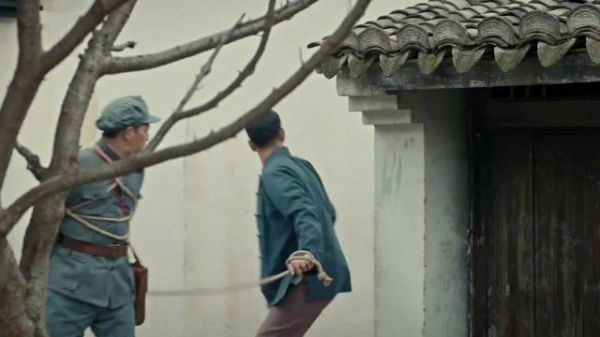 锻刀之英雄无悔 两人混进城斗嘴定规矩 盯准马车店翻后墙搞便服