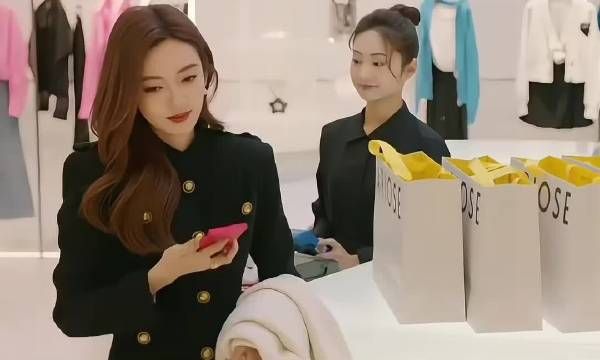 “终于看到一个顾客不买不怕麻烦的店员了”