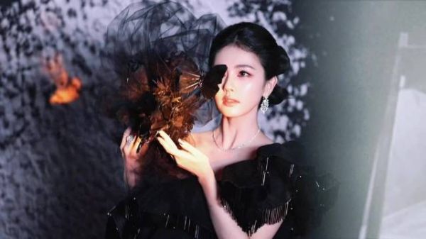 白鹿芭莎红毯盘发出自张振之手，黑天鹅造型衬女王风范