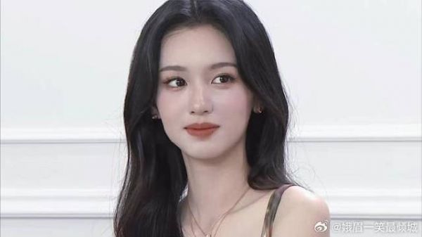 24岁周也生图绝了！肤白貌美，笑靥如花值千金