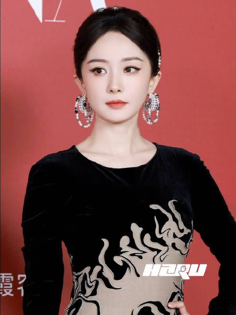 杨幂红毯比耶亮相时尚芭莎年度盛典