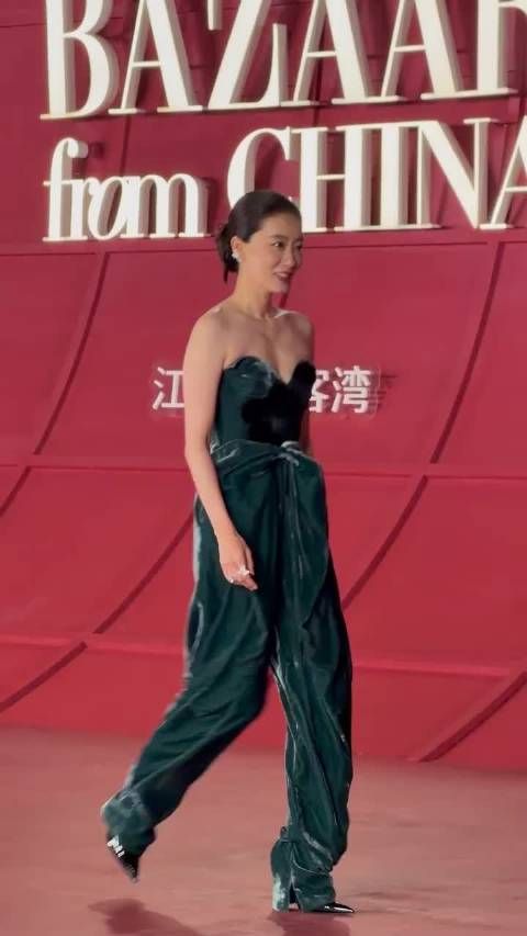 本来被张小斐这身墨绿色丝绒造型吸引,结果越看越觉得她的冷白皮好抢眼吧