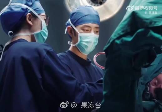 肖战拿苹果讲解手术，比喻直观不敢直视