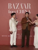 罗晋戴女儿画作领带，每晚和唐嫣分享动向
