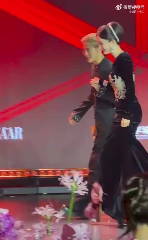 杨幂王嘉尔牵手下台，黑色系穿搭同框养眼