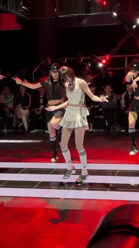 阿迪达斯大秀,宋雨琦作为代言人表演,这一身青春活力满满