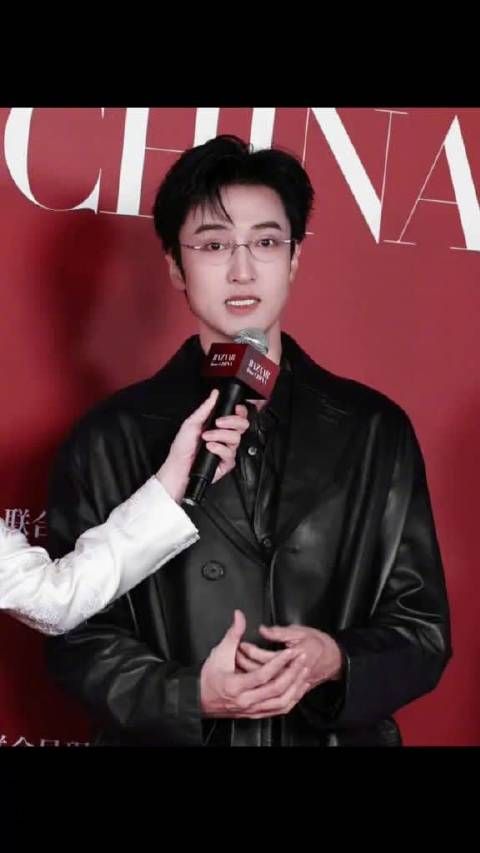 王传君亮相芭莎晚宴简约高级穿搭沉稳内敛