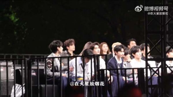 翔妹戴毛线帽买杰尼龟手机壳追星