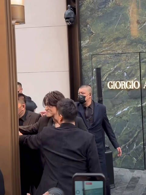 言承旭胡歌线下活动 言承旭和谁握手了,第一排的粉丝太幸运了
