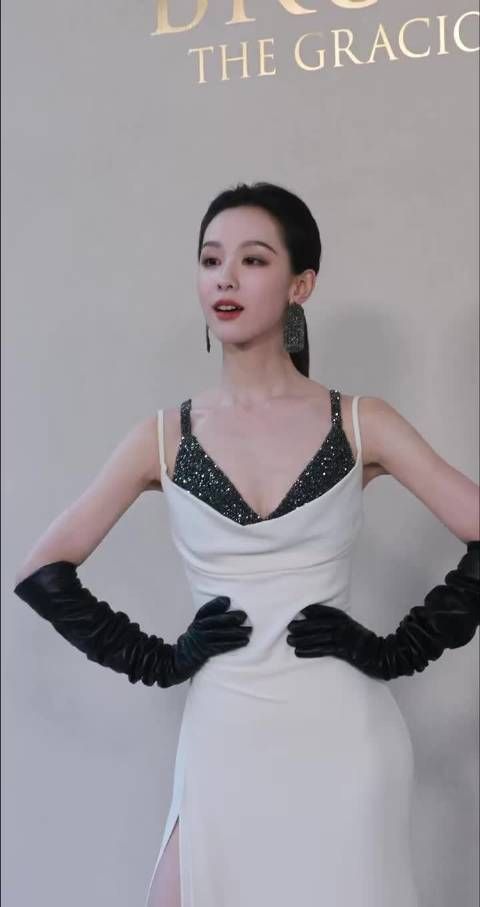陈都灵亮相上海Brunello Cucinelli活动,黑白撞色闪钻礼服