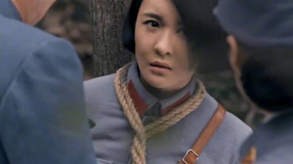 将军正愁联系不上红军，下秒女参谋就给抓来一个