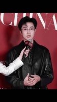 王传君亮相芭莎晚宴简约高级穿搭沉稳内敛