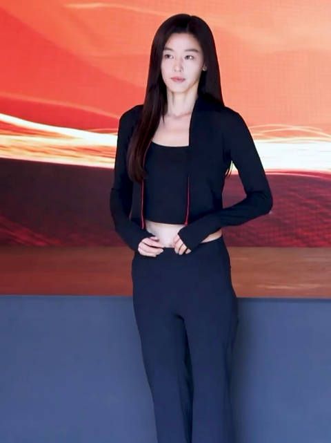 全智贤44岁腰腹线条优越身材好