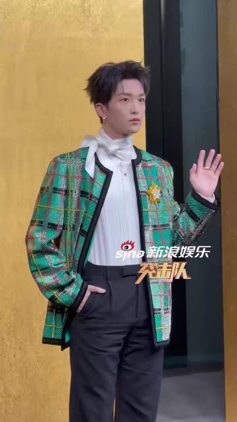 黄子弘凡孔雀绿贵公子亮相VOGUE时尚之力盛会