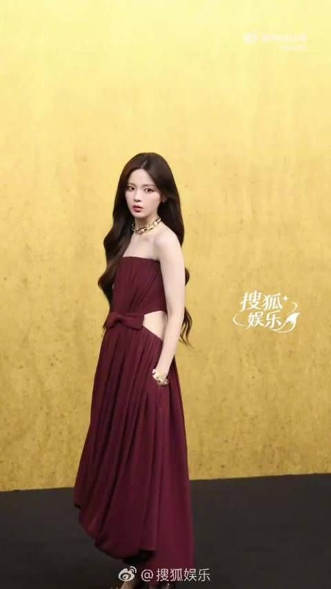 一袭棕红色抹胸镂空礼服亮相VOGUE红毯