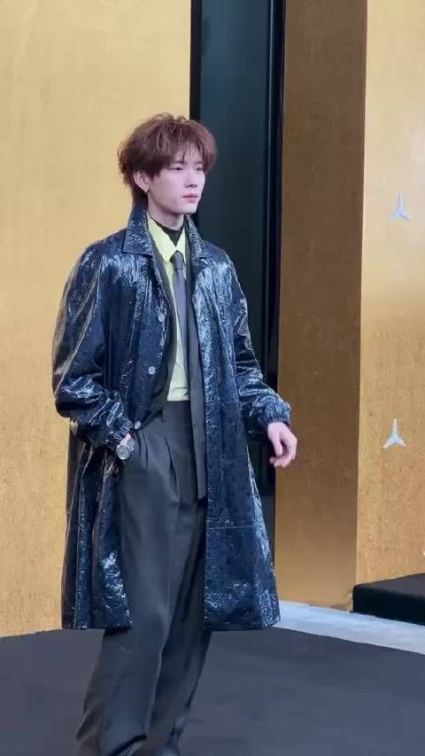 周翊然VOGUE盛典大片释出,自在不紧绷自带气场