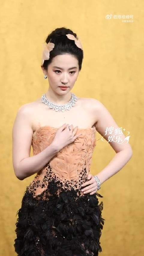 刘亦菲黑金羽毛高定亮相vogue红毯