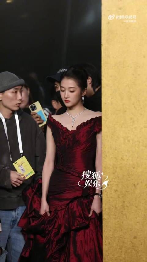 关晓彤复古红裙衬托唯美气质