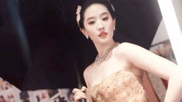 刘亦菲VOGUE内场亮相