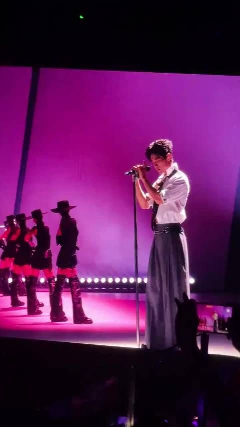 肖战南京演唱会用南京话打招呼，出道第十年开唱汗湿衣衫