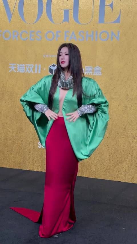朱珠VOGUE红毯大胆演绎红配绿
