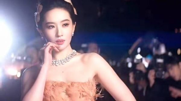 大咖就是不一样啊，刘亦菲这段拉高红毯质感，完全是好莱坞镜头级别的！