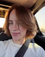剪了短发的Billie