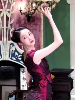 从这次开始，Georges Chakra 2006这条红裙有了新主人