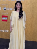 杨紫身着明黄色纱裙亮相