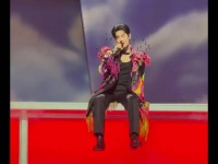 肖战南京演唱会新妆造 脸上特意画了一个Z