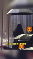 刘亦菲和助理雨天互相让伞 让女孩子心动的事，刘亦菲顺手就做了 刘亦菲