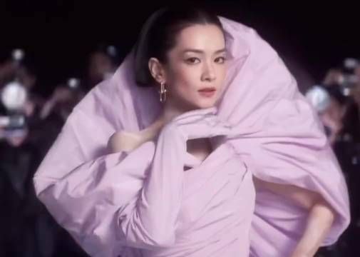 陈昊宇VOGUE红毯紫裙亮相,精准抓镜头展艺术女王气场