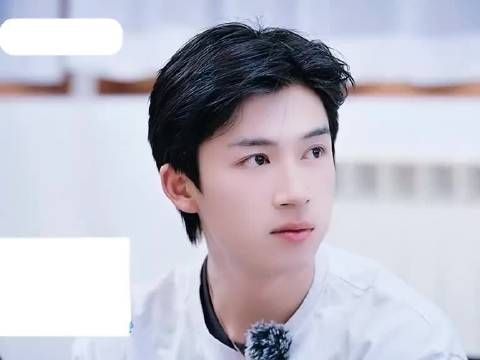 一边洗澡一边洗衣服，王星越这波操作主打一个不浪费水和时间