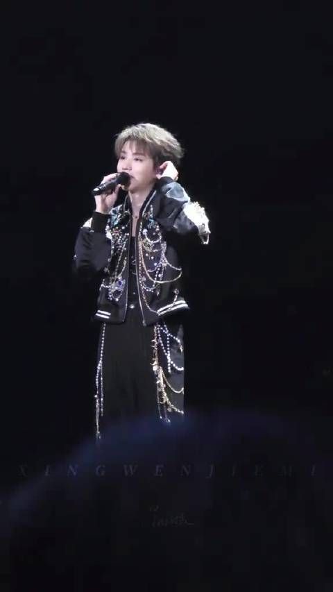 王俊凯贵阳演唱会首唱甲乙丙丁,脚拉伤坚持唱跳