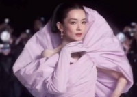 陈昊宇VOGUE红毯紫裙亮相，精准抓镜头展艺术女王气场
