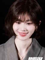 诗诗女神 就这样笑眯眯看着大家玩游戏