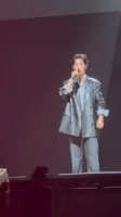 肖战引导粉丝喊谢谢致敬演唱会付出者
