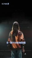 静静落在无人处的一滴泪 也可以承载如此重量 .