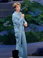 王俊凯演唱会解释舞蹈动作不一样 因腿拉伤