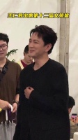 王仁君出席第十二届文荣奖 ，一身正气气场在线，后台和大家合影亲切随和
