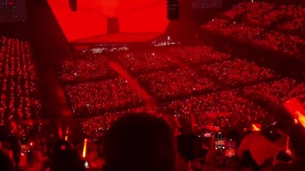 肖战南京巡回演唱会再现红海