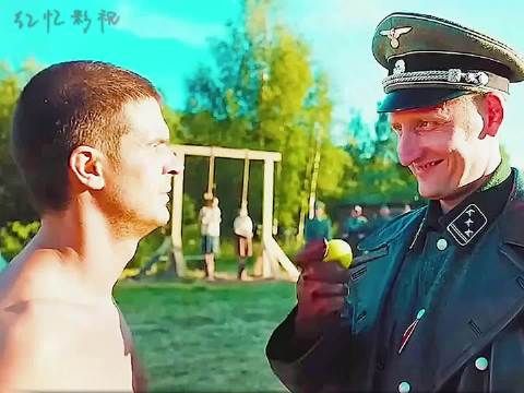 “男人模仿首长吃苹果,却换成手雷咬一口,所有人瞬间冷汗直流!”