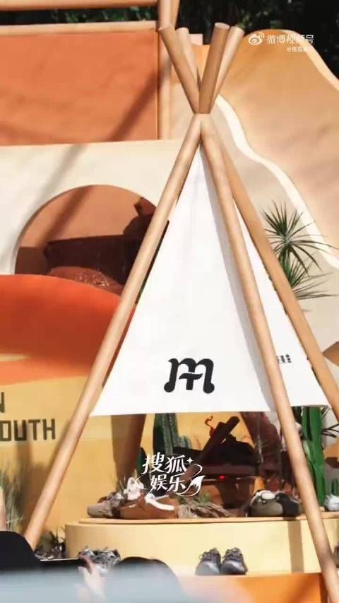 侯明昊现场抽查粉丝作业，温柔引导不施压