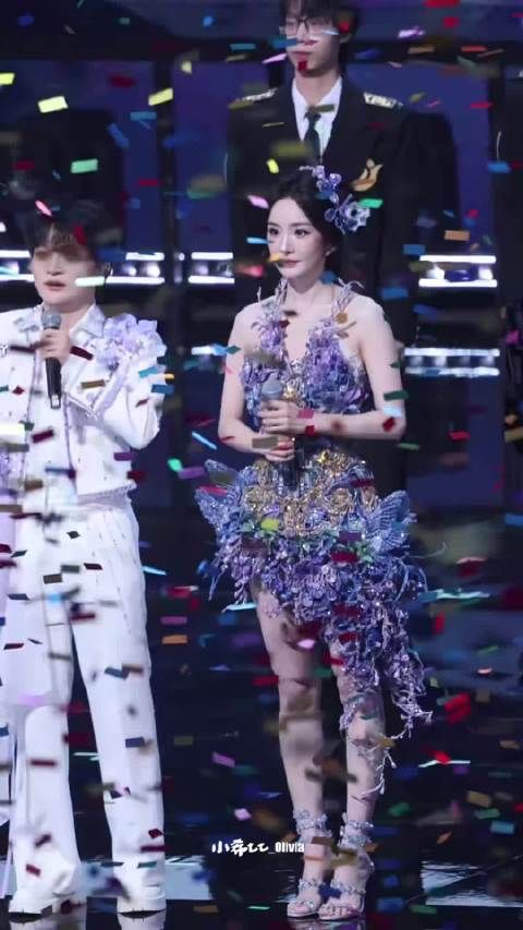 杨幂周深同台抓彩带，下台时杨幂迷路扶肩而行