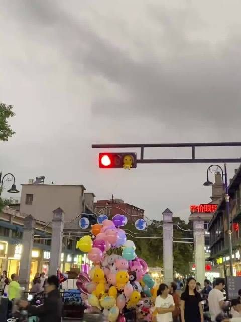 奶龙卡红绿灯了