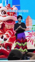 钎城认真得让人心疼了，学舞狮学得手通红！